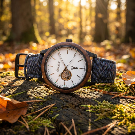 Pánske drevené automatické hodinky GAMSKAR Tweed – lifestylová fotografia na machom porastenom kmeňi obklopenom jesenným lístím