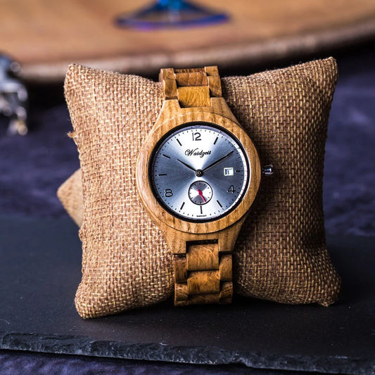 Detail pánskych hodiniek Waidzeit Barrique Chardonnay – chronografický ciferník v kombinácii bielej a striebornej farby s prírodným dubovým drevom