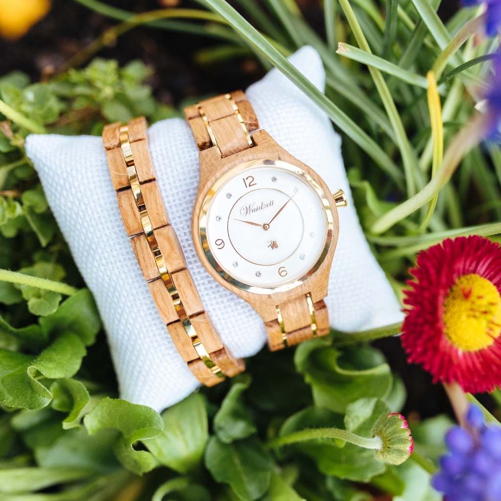 drevený náramok so zlatom