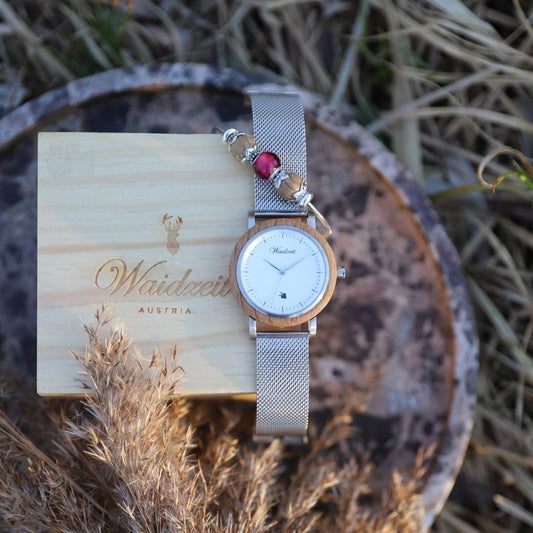 drevené hodinky s kovovým remienkom