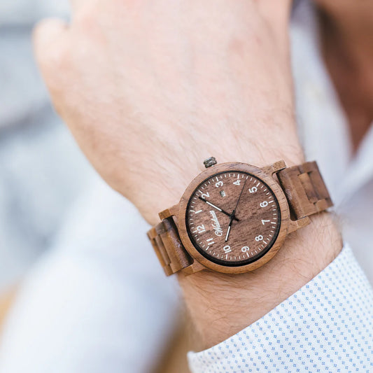 Pánske drevené hodinky Waidzeit Moritz na ruke – tmavé orechové drevo, prehľadné číslice a praktická dátumovka v minimalistickom dizajne