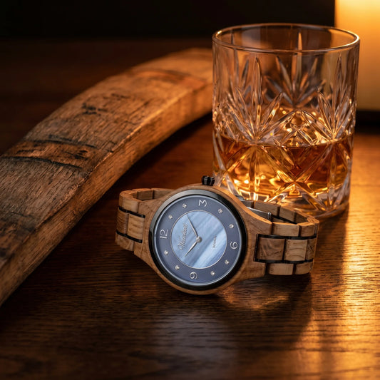 Dámske drevené hodinky Whisky Jane – lifestylová fotografia pri kryštálovom pohári whisky na dubovom povrchu