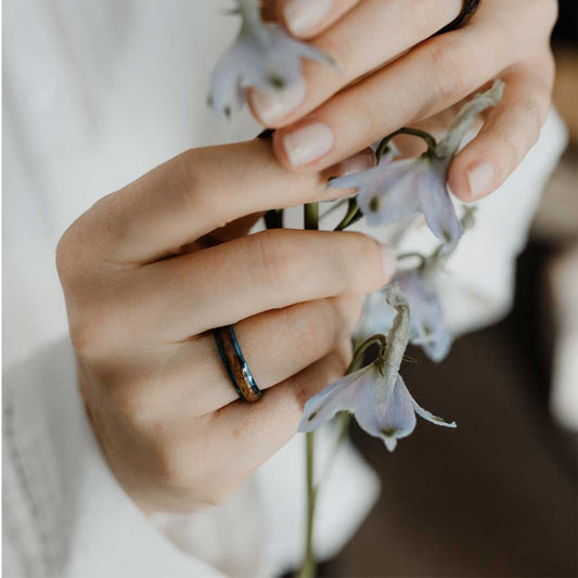 Dámsky prsteň Waidzeit Harmonie Modrá oceľ & Orech na ruke – oceánsky šarm a lesná elegancia v jednom šperku