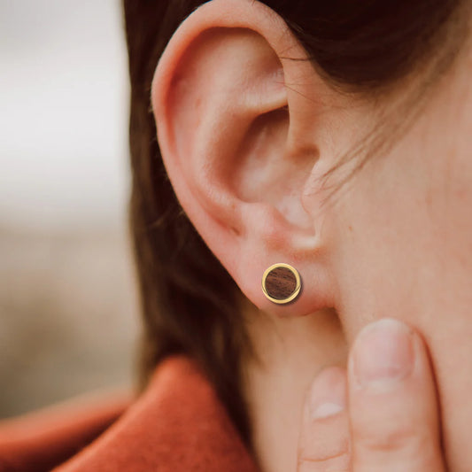 Detail drevených náušníc Waidzeit Chérie – kombinácia pozláteného sterlingového striebra (S925) a dreva z barikového vína, orecha alebo dubu