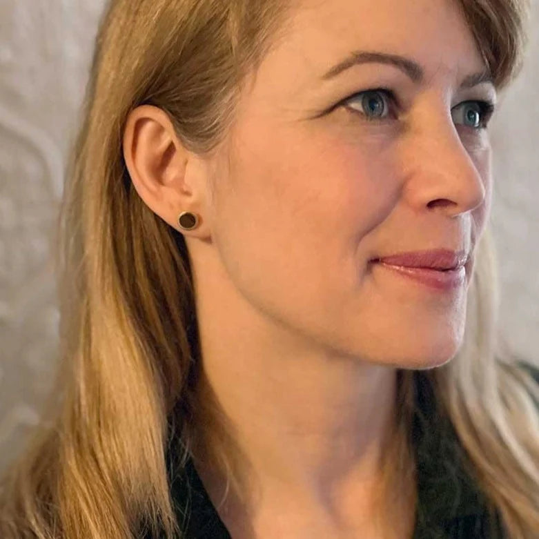 Drevené náušnice Waidzeit Chérie na modelke – jemný doplnok s pozláteným striebrom, ktorý podčiarkuje ženskosť a prirodzený štýl