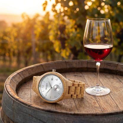 Pánske drevené hodinky Barrique Chardonnay – lifestylová fotografia pri kryštálovom pohári vína na dubovom sude