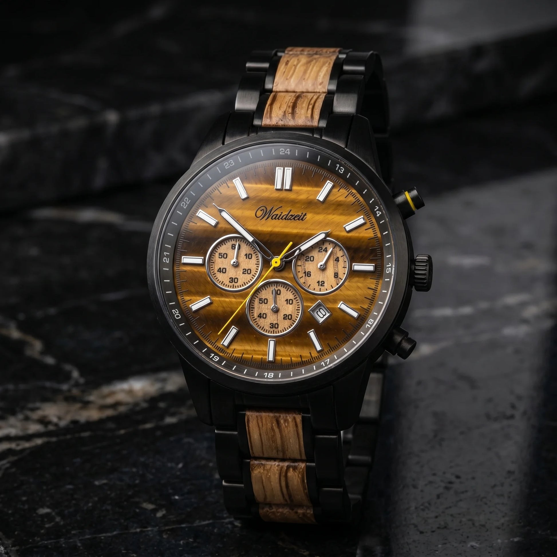 Pánske drevené hodinky Courage Chronograph – lifestylová fotografia na tmavom mramorovom povrchu