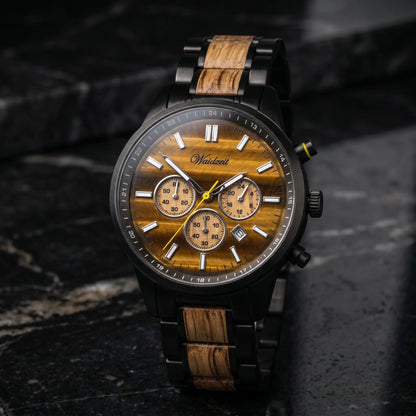 Pánske drevené hodinky Courage Chronograph – lifestylová fotografia na tmavom mramorovom povrchu