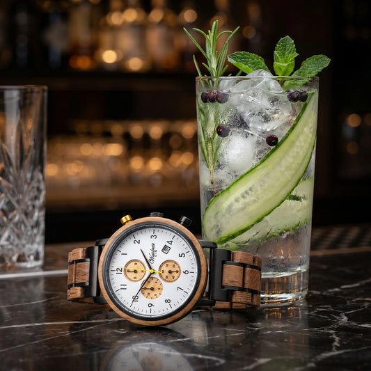 Pánske drevené hodinky Gin Gold – lifestylová fotografia pri džinovom koktaile s uhorkou, ľadom a bylinkami