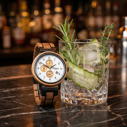 Pánske drevené hodinky Gin Lemon – lifestylová fotografia pri džinovom koktaile s uhorkou, ľadom a bylinkami