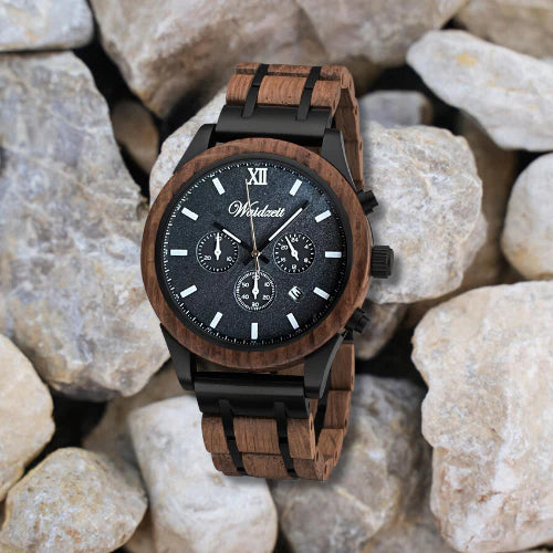 Detail pánskych drevených hodiniek Waidzeit Chronograf Alpinist – orechové drevo, nehrdzavejúca oceľ a funkcie stopiek a dátumu