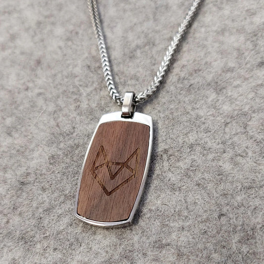 Detail pánskeho náhrdelníka Waidzeit Felix – oceľová retiazka s príveskom z orechového dreva, precízne remeselné spracovanie, osobne gravirovanie