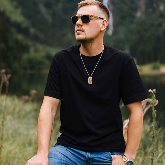 Pánsky náhrdelník Waidzeit Kilian na krku – elegantný doplnok z vínneho dubového dreva s príbehom a štýlom