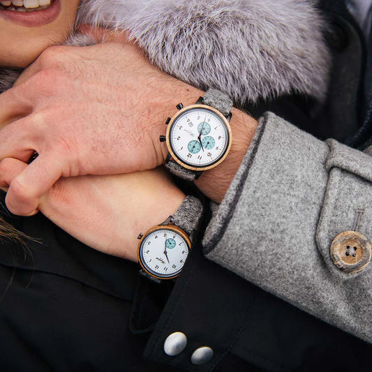 Detail partnerských drevených hodiniek Waidzeit Gin White Ice – recyklované dubové drevo, svetlomodrý ciferník a precízne spracovanie