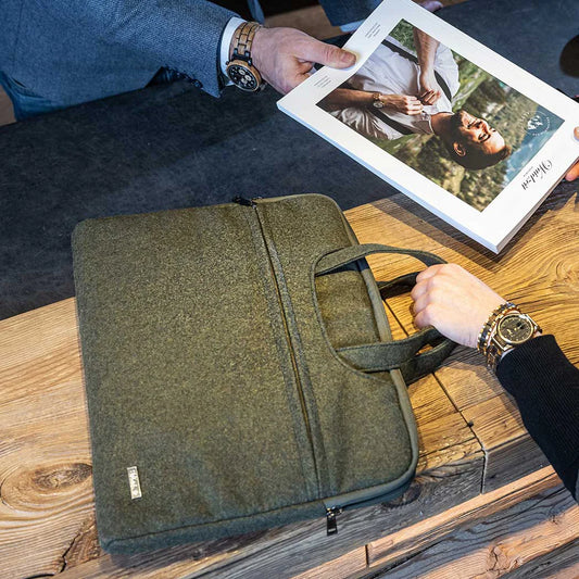 Detail machovo zelenej tašky na notebook Gabriel – kvalitná textúra a spracovanie