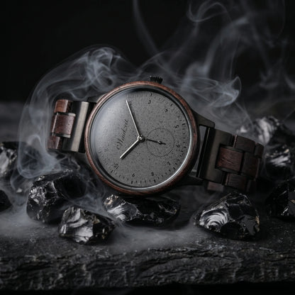 Unisex drevené hodinky Mystik Black – lifestylová fotografia na tmavom kameni s mystickým závojom dymu