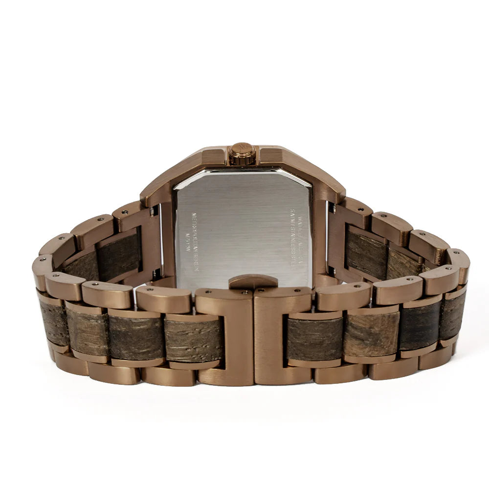 Zadná strana drevených hodiniek Waidzeit Metropolitan Berlín s kombináciou rašelinového duba a ocele, možnosť gravírovania osobného venovania