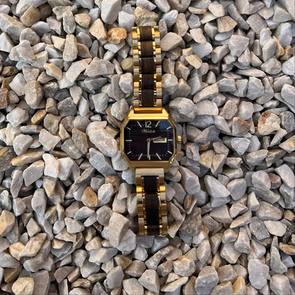 Unisex drevené hodinky Waidzeit Metropolitan Wien z bahenného duba na kamenistej pláži – spojenie prírody, elegancie a nadčasového štýlu