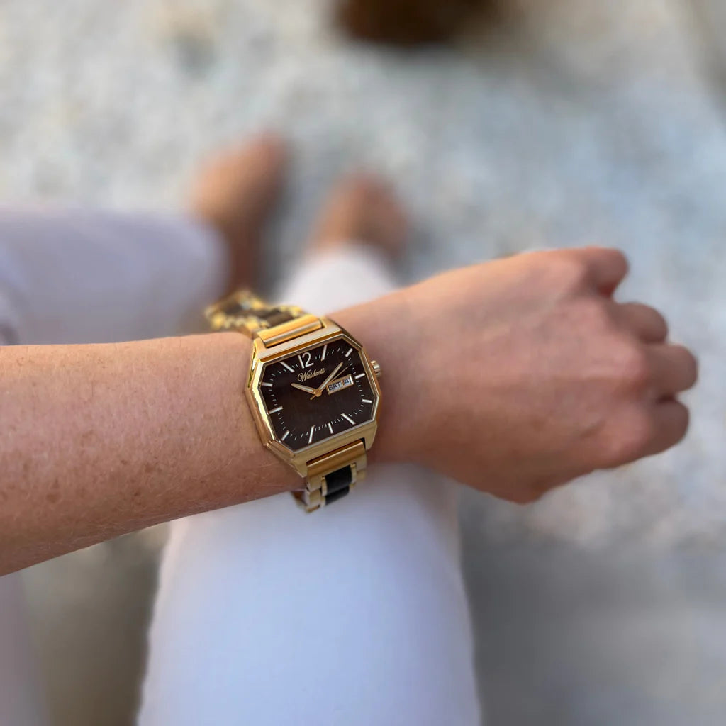 Unisex drevené hodinky Waidzeit Metropolitan Wien na ruke – spojenie histórie, elegancie a moderného dizajnu inšpirovaného Viedňou