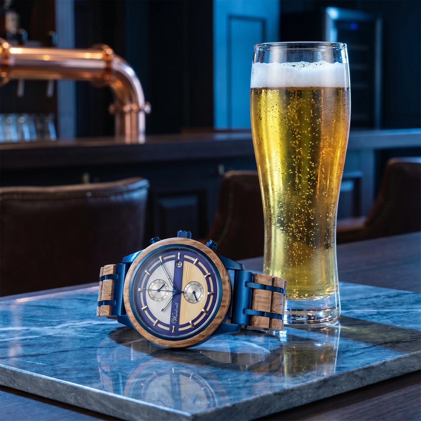 Pánske drevené hodinky Waidzeit Bieruhr blau – lifestyle fotografia