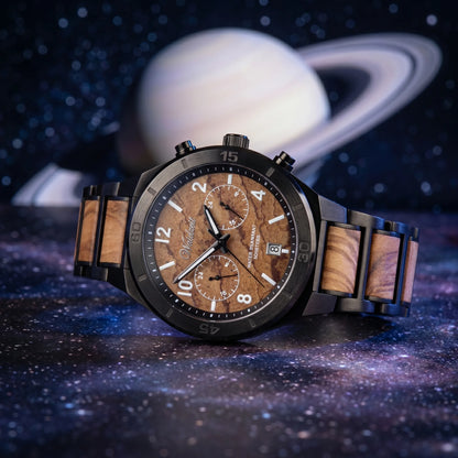 Pánske drevené hodinky Waidzeit Saturn – Planetárna kolekcia – lifestyle fotografia