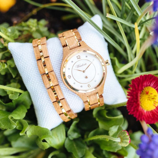 drevený náramok so zlatom