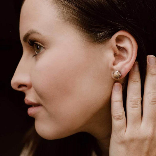 Drevené náušnice Waidzeit Barock Strieborné na ušiach – ľahké, elegantné a pohodlné na každodenné nosenie