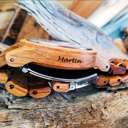 drevene hodinky s gravirovanim