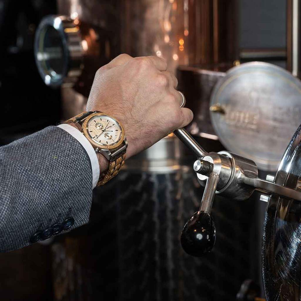 Drevené hodinky Waidzeit Beer Silver na ruke – elegantný pánsky model z pivného suda s ciferníkom v odtieňoch piva a ocele